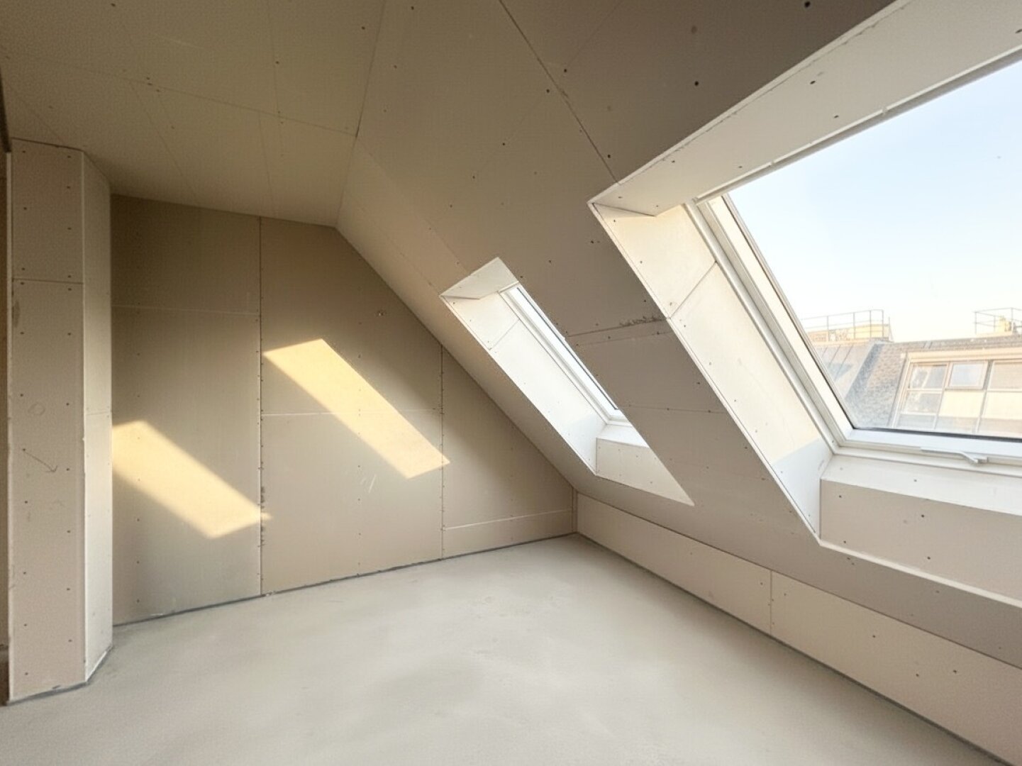 U-Bahn-Nähe U3 und U6! Hochwertige 3-Zimmer-Dachgeschoss-Wohnung mit Südterrasse in generalsaniertem Gründerzeithaus