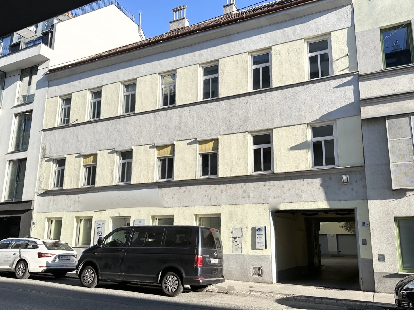 Klassisches Mittelzinshaus mit ca. 92% Leerstand und Einreichung Dachgeschoss-Ausbau sowie sieben Garagenplätzen
