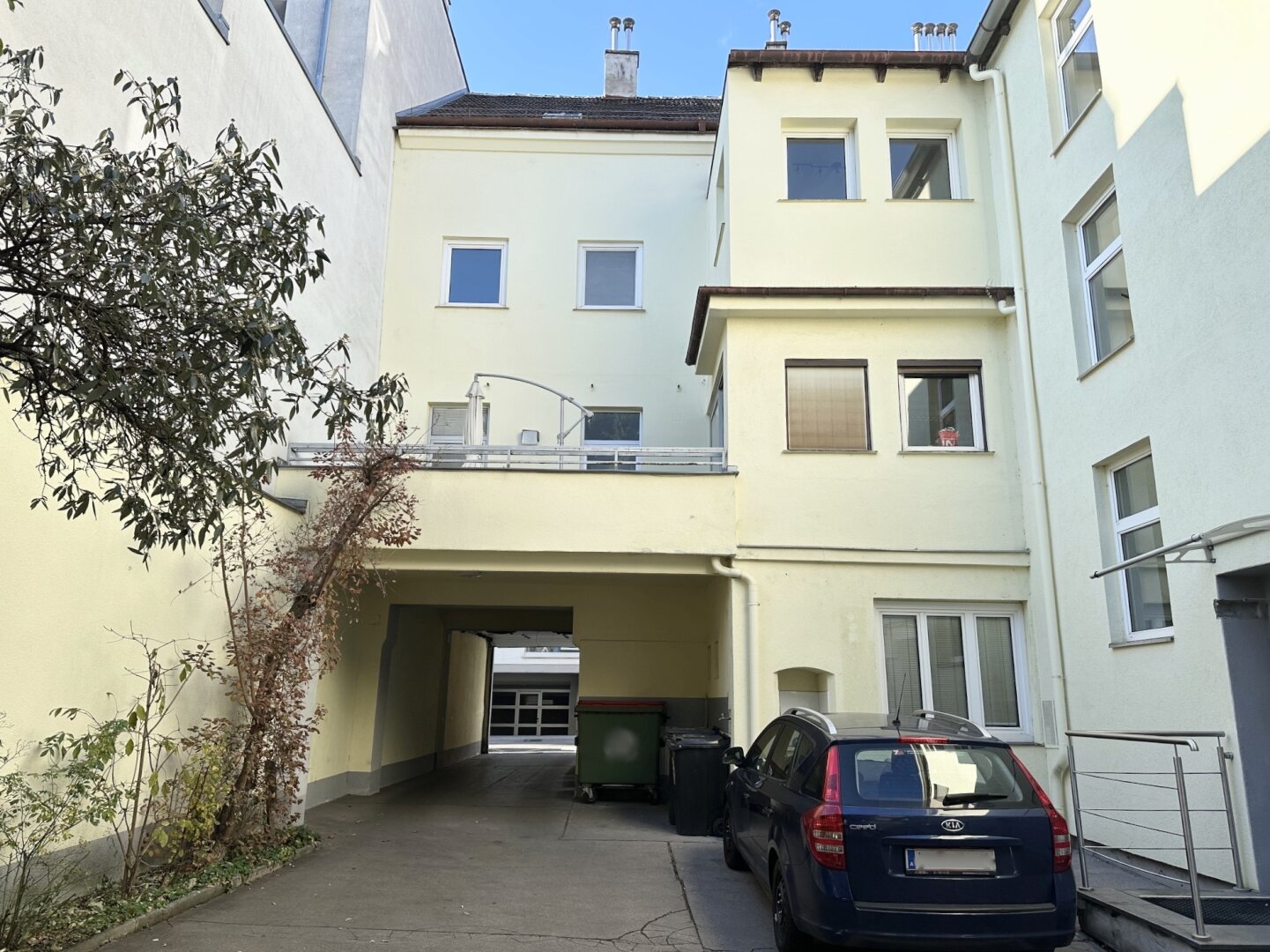 Klassisches Mittelzinshaus mit ca. 92% Leerstand und Einreichung Dachgeschoss-Ausbau sowie sieben Garagenplätzen