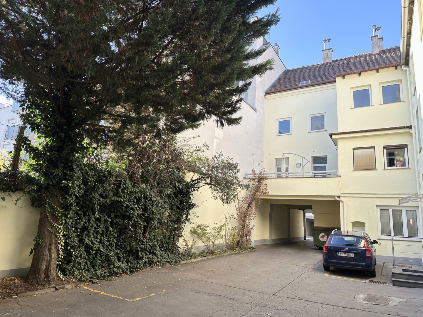 Klassisches Mittelzinshaus mit ca. 92% Leerstand und Einreichung Dachgeschoss-Ausbau sowie sieben Garagenplätzen