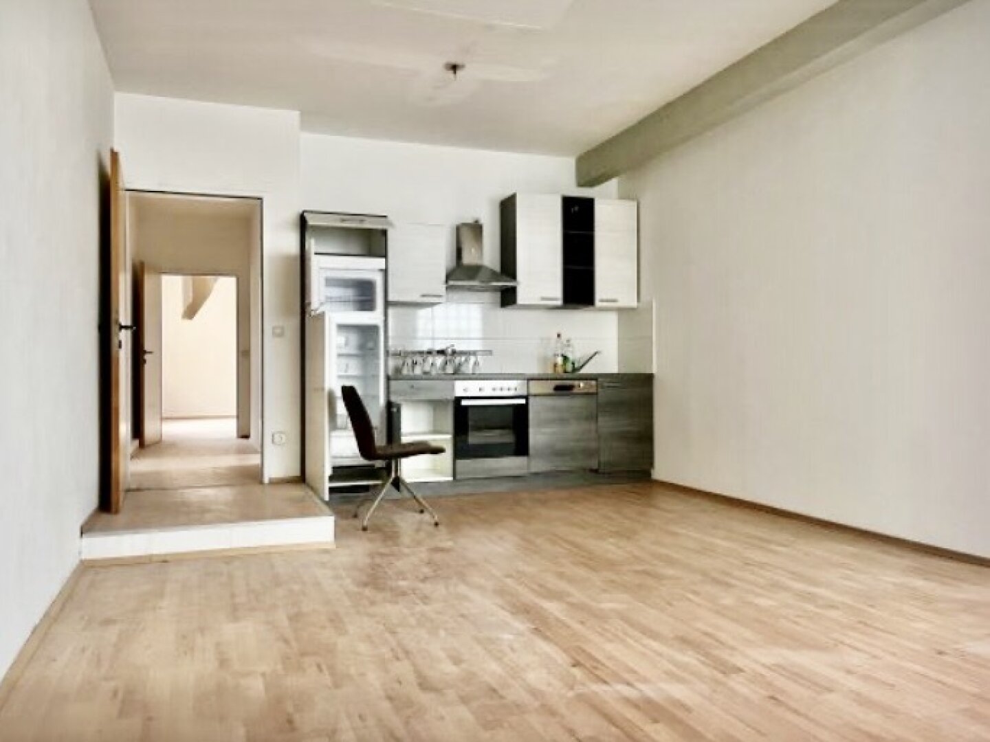 Klassisches Mittelzinshaus mit ca. 92% Leerstand und Einreichung Dachgeschoss-Ausbau sowie sieben Garagenplätzen