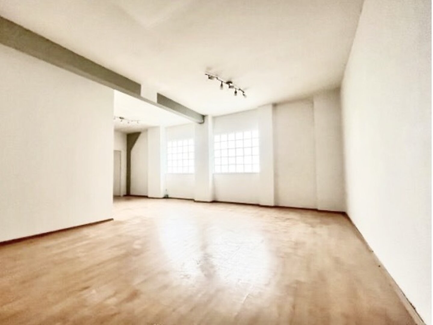 Klassisches Mittelzinshaus mit ca. 92% Leerstand und Einreichung Dachgeschoss-Ausbau sowie sieben Garagenplätzen