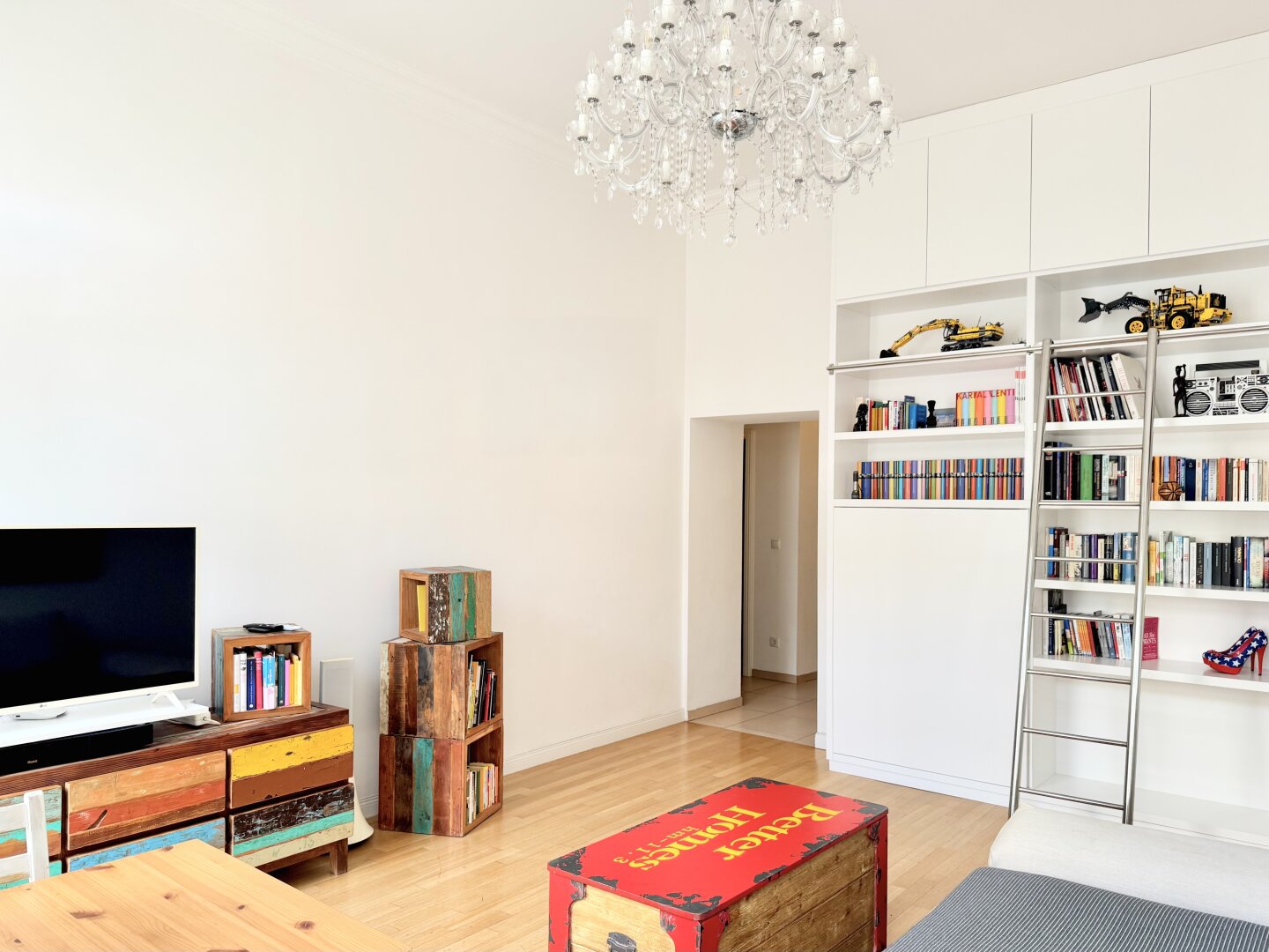 Bestlage beim Hamerlingplatz! Sonnige und möblierte 2-Zimmer-Altbau-Wohnung in Vorstadthaus