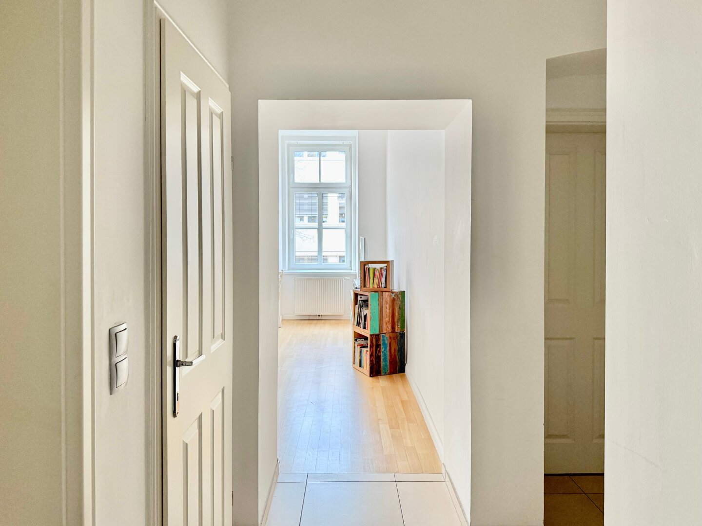 Bestlage beim Hamerlingplatz! Sonnige und möblierte 2-Zimmer-Altbau-Wohnung in Vorstadthaus