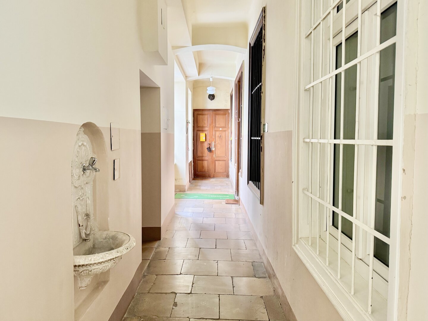 Bestlage beim Hamerlingplatz! Sonnige und möblierte 2-Zimmer-Altbau-Wohnung in Vorstadthaus