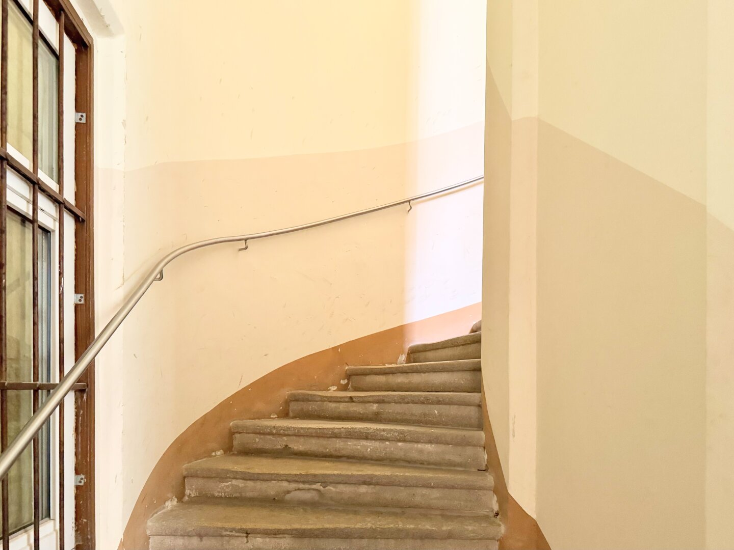 Bestlage beim Hamerlingplatz! Sonnige und möblierte 2-Zimmer-Altbau-Wohnung in Vorstadthaus