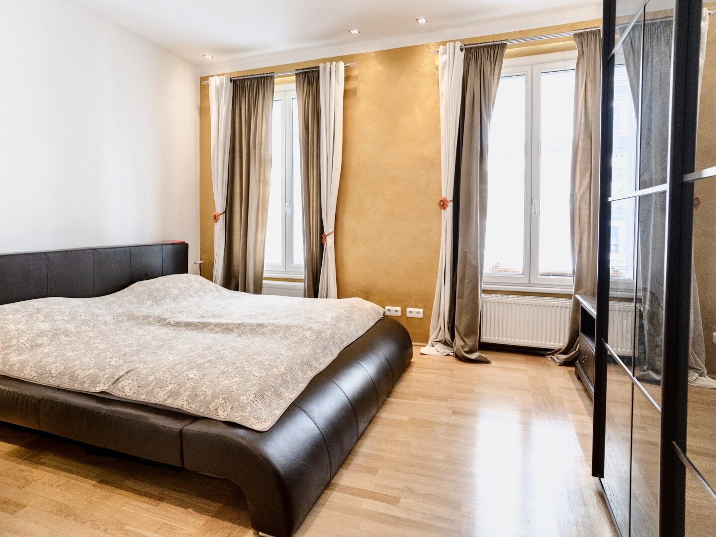 Bestlage Nähe Mariahilferstraße! Exquisite 6-Zimmer-Maisonette-Wohnung mit romantischem Eigengarten und Garagenplatz