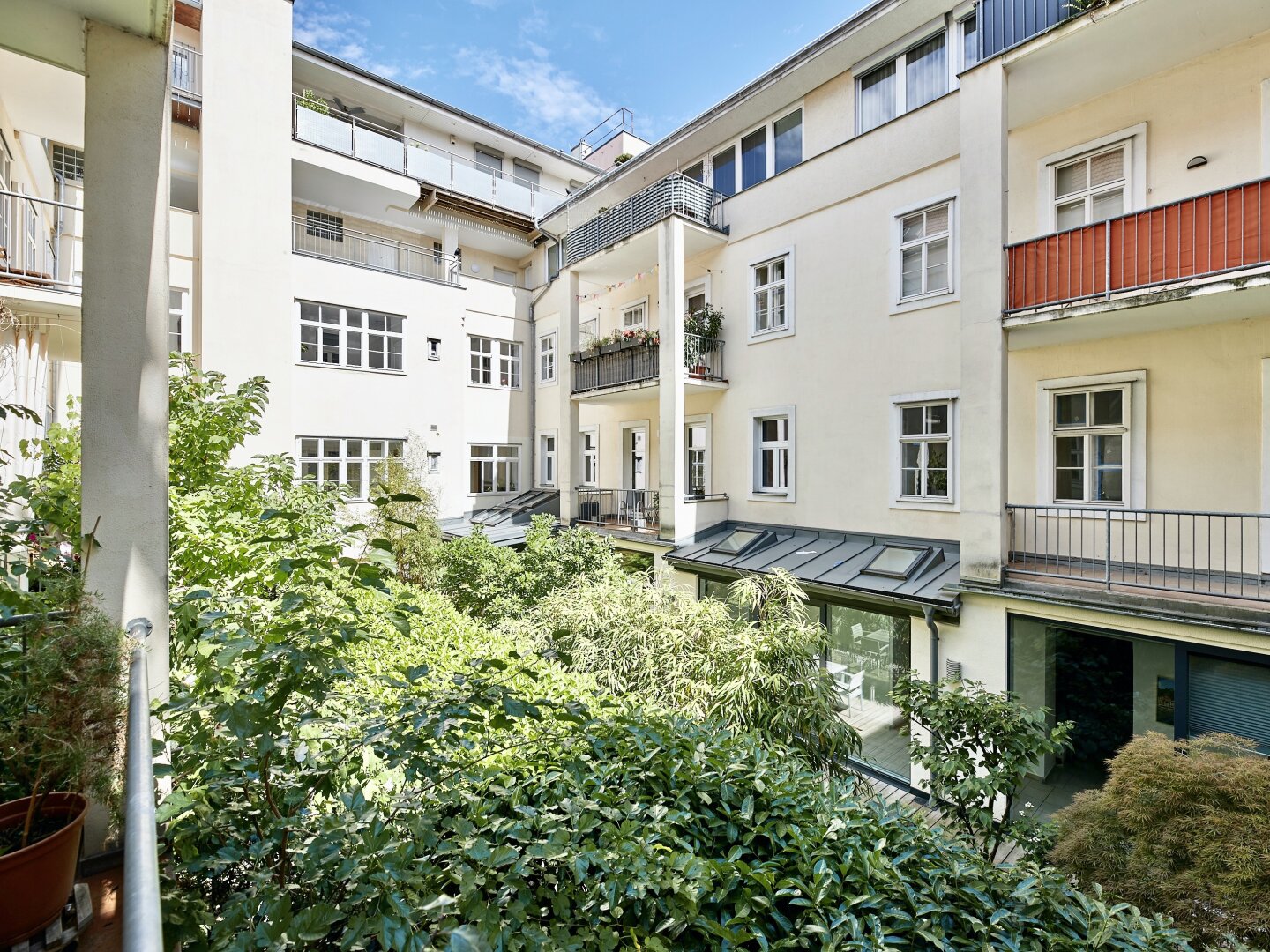 Bestlage Nähe Mariahilferstraße! Exquisite 6-Zimmer-Maisonette-Wohnung mit romantischem Eigengarten und Garagenplatz