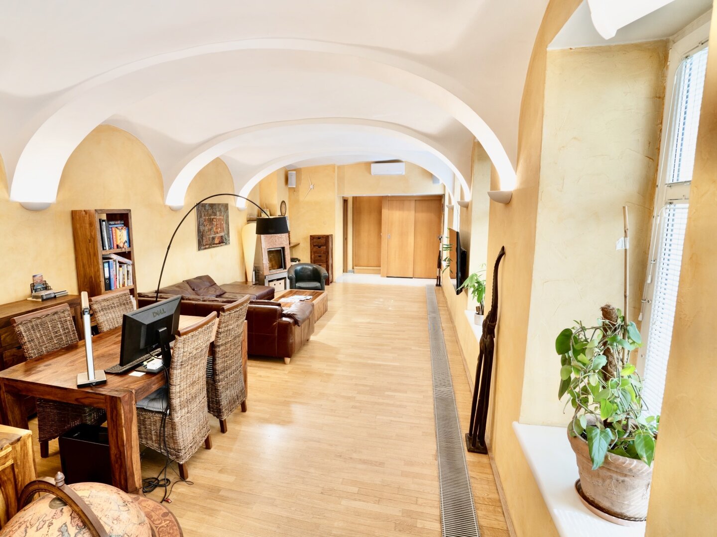 Bestlage Nähe Mariahilferstraße! Exquisite 6-Zimmer-Maisonette-Wohnung mit romantischem Eigengarten und Garagenplatz
