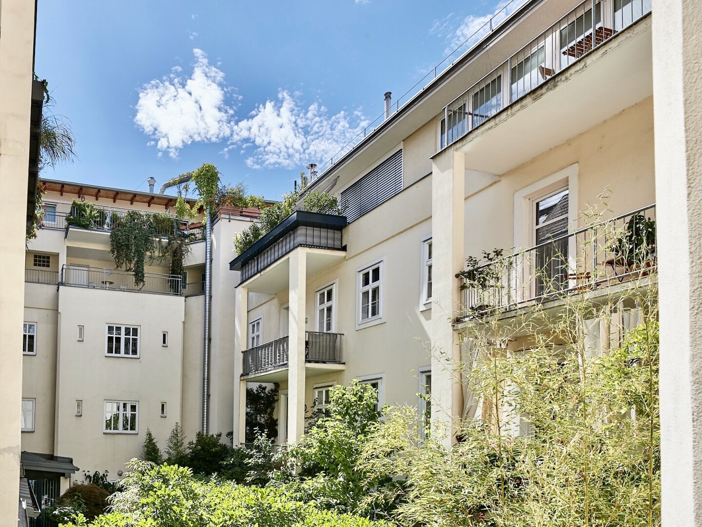 Bestlage Nähe Mariahilferstraße! Exquisite 6-Zimmer-Maisonette-Wohnung mit romantischem Eigengarten und Garagenplatz