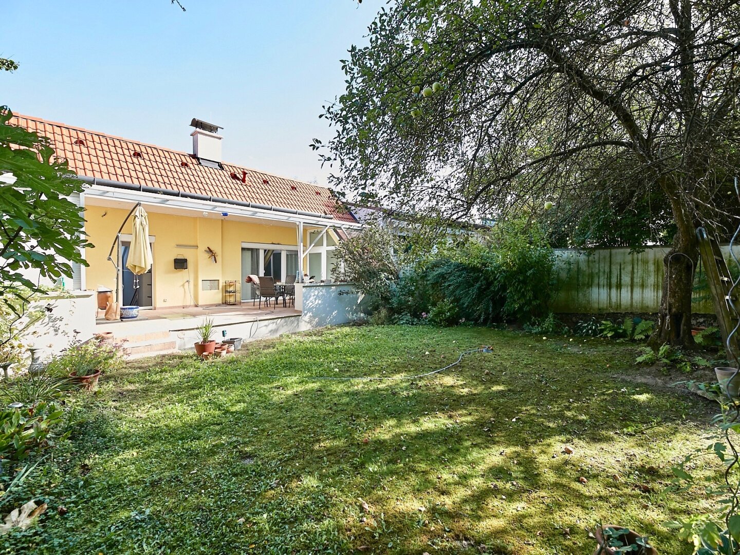 Stadtgrenze von Wien! Elegantes Einfamilienhaus mit uneinsehbarem Garten, restauriertem Weinkeller und Doppelgarage