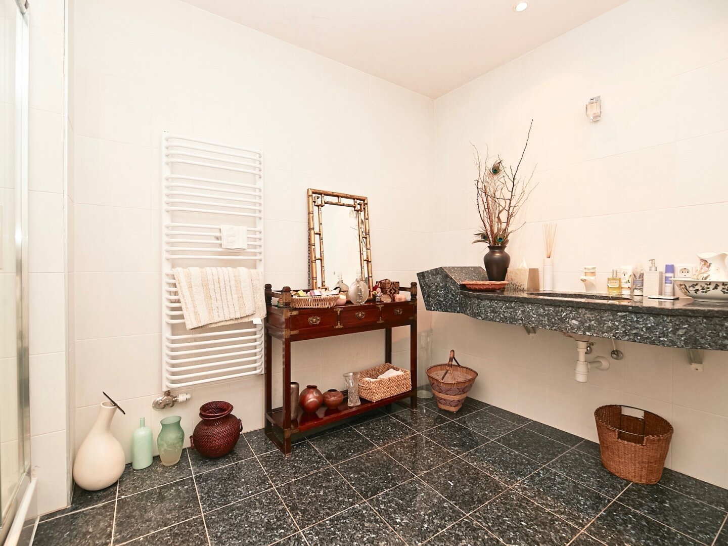 Stadtgrenze von Wien! Elegantes Einfamilienhaus mit uneinsehbarem Garten, restauriertem Weinkeller und Doppelgarage