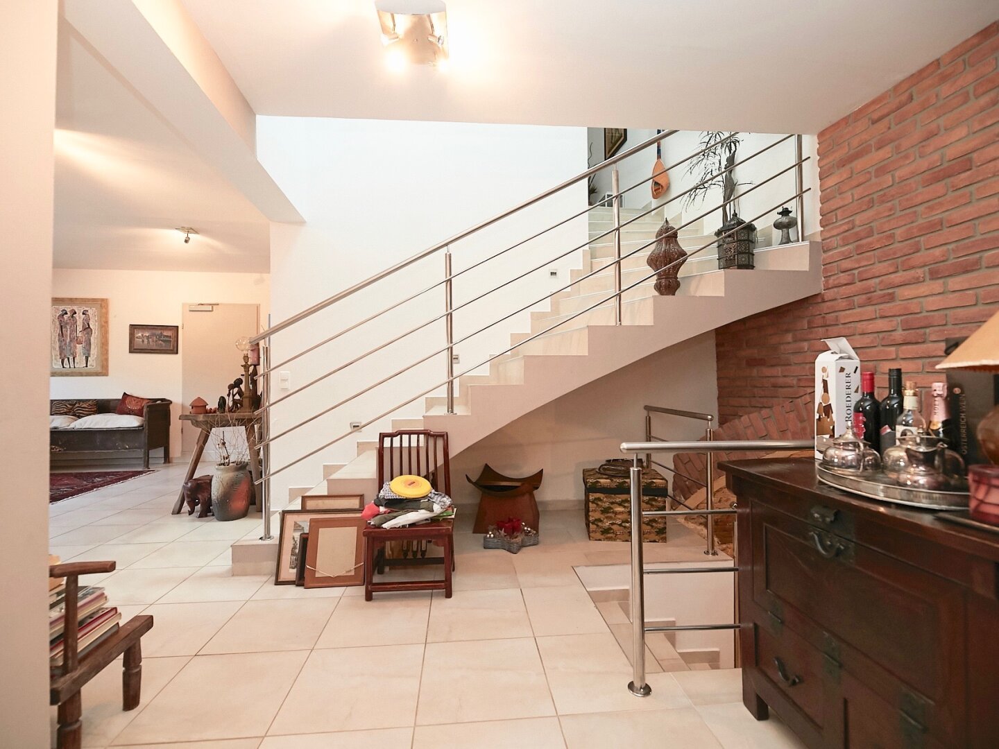 Stadtgrenze von Wien! Elegantes Einfamilienhaus mit uneinsehbarem Garten, restauriertem Weinkeller und Doppelgarage