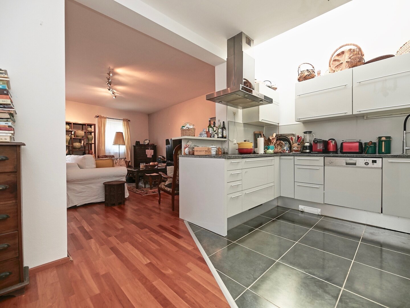 Stadtgrenze von Wien! Elegantes Einfamilienhaus mit uneinsehbarem Garten, restauriertem Weinkeller und Doppelgarage