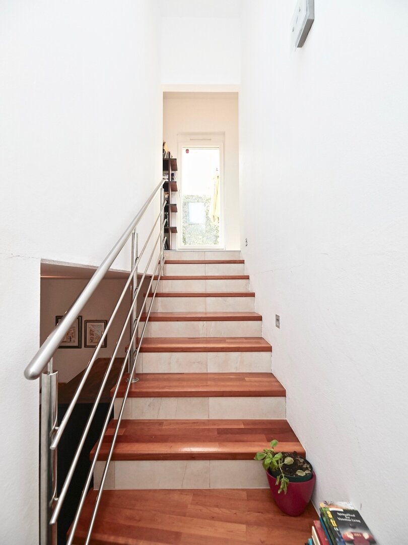 Stadtgrenze von Wien! Elegantes Einfamilienhaus mit uneinsehbarem Garten, restauriertem Weinkeller und Doppelgarage