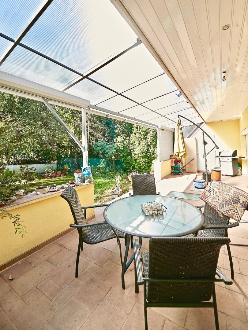 Stadtgrenze von Wien! Elegantes Einfamilienhaus mit uneinsehbarem Garten, restauriertem Weinkeller und Doppelgarage