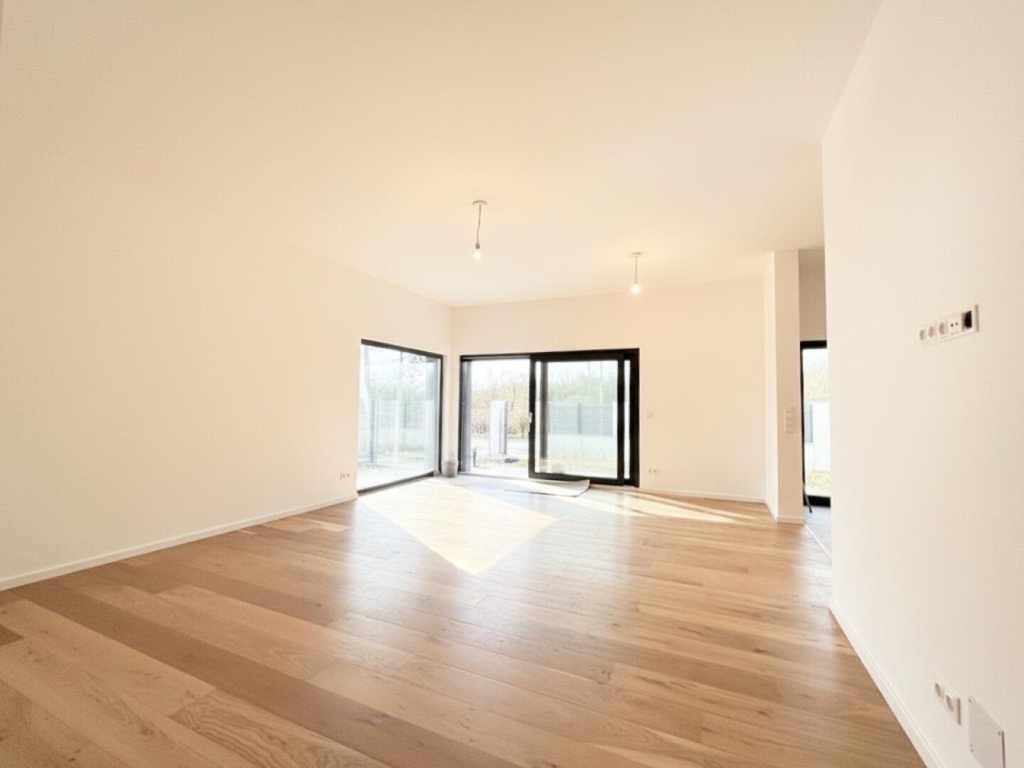Erstbezug in Grünruhelage! Sonnendurchfluteter Bungalow mit Terrasse, großzügigem Garten und zwei Stellplätzen