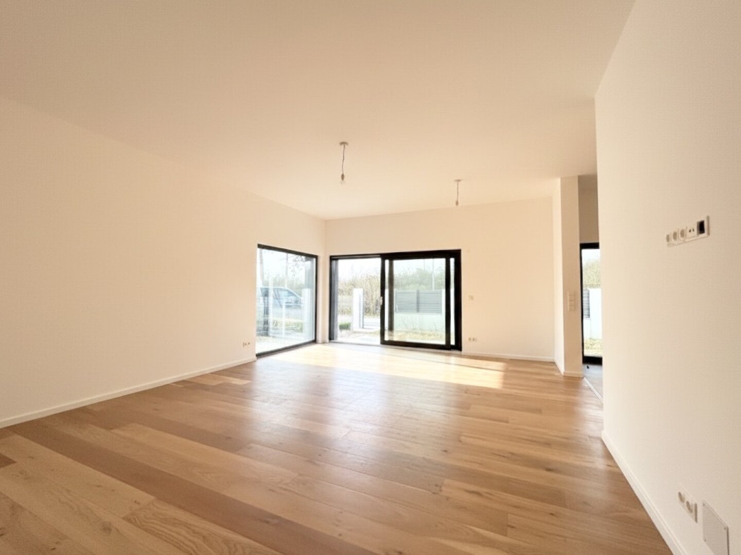 Erstbezug in Grünruhelage! Sonnendurchfluteter Bungalow mit Terrasse, großzügigem Garten und zwei Stellplätzen
