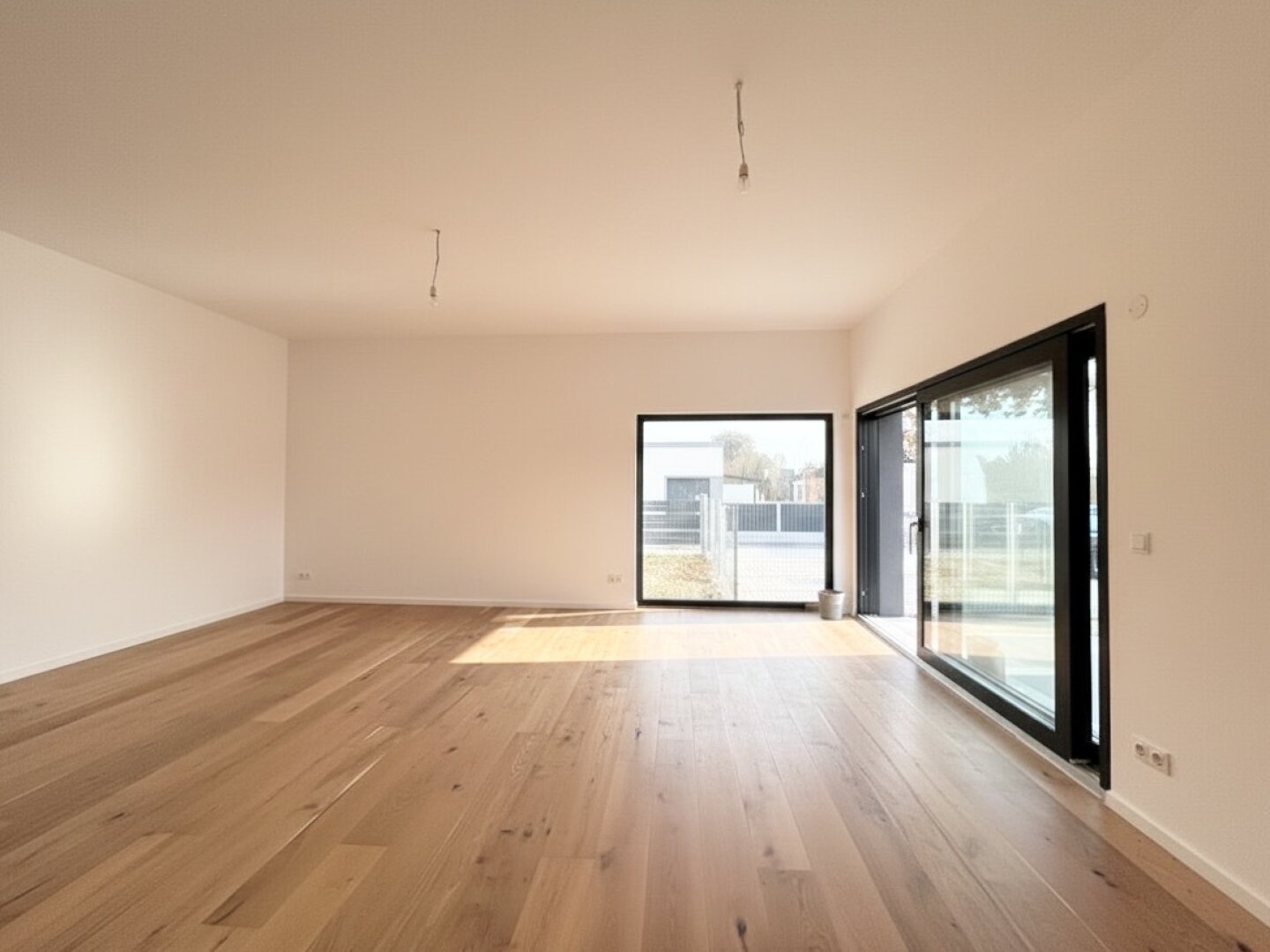 Erstbezug in Grünruhelage! Sonnendurchfluteter Bungalow mit Terrasse, großzügigem Garten und zwei Stellplätzen