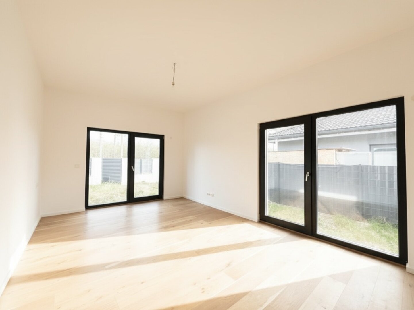 Erstbezug in Grünruhelage! Sonnendurchfluteter Bungalow mit Terrasse, großzügigem Garten und zwei Stellplätzen