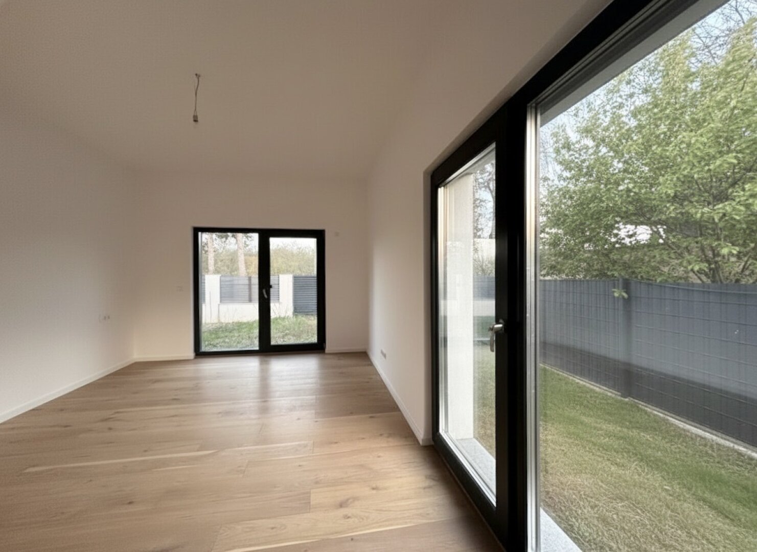 Erstbezug in Grünruhelage! Sonnendurchfluteter Bungalow mit Terrasse, großzügigem Garten und zwei Stellplätzen