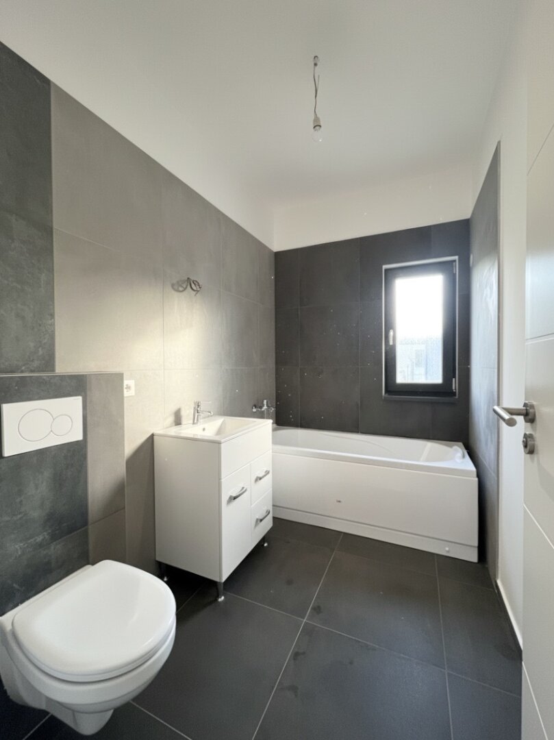 Erstbezug in Grünruhelage! Sonnendurchfluteter Bungalow mit Terrasse, großzügigem Garten und zwei Stellplätzen