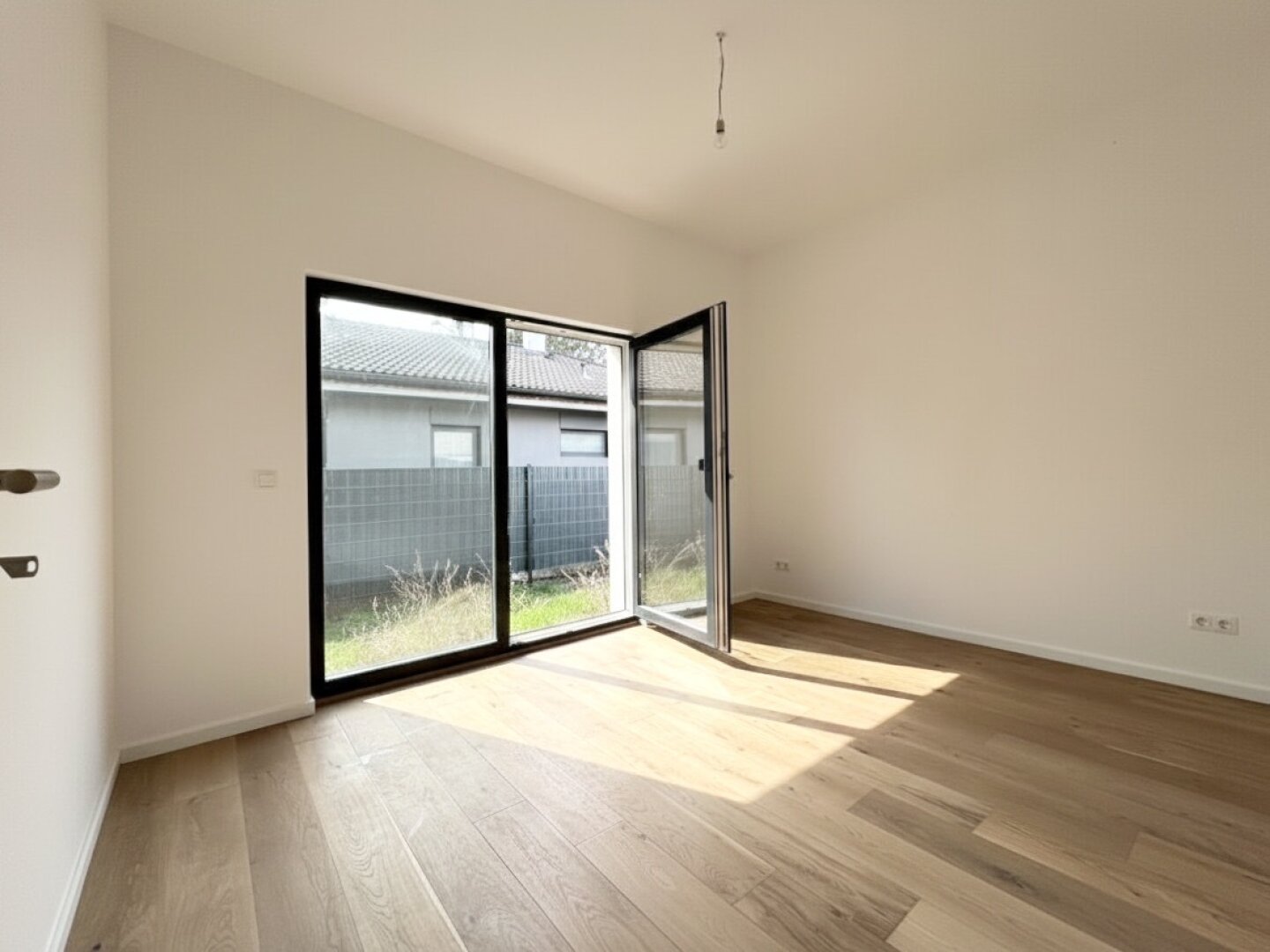 Erstbezug in Grünruhelage! Sonnendurchfluteter Bungalow mit Terrasse, großzügigem Garten und zwei Stellplätzen