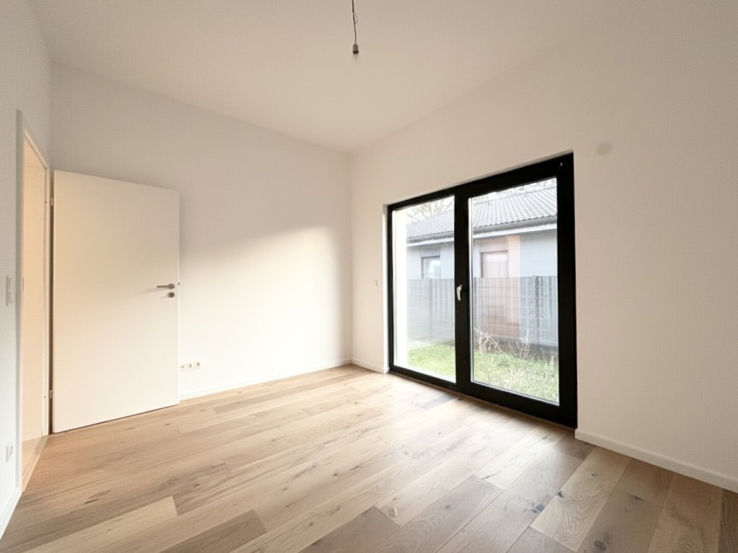 Erstbezug in Grünruhelage! Sonnendurchfluteter Bungalow mit Terrasse, großzügigem Garten und zwei Stellplätzen
