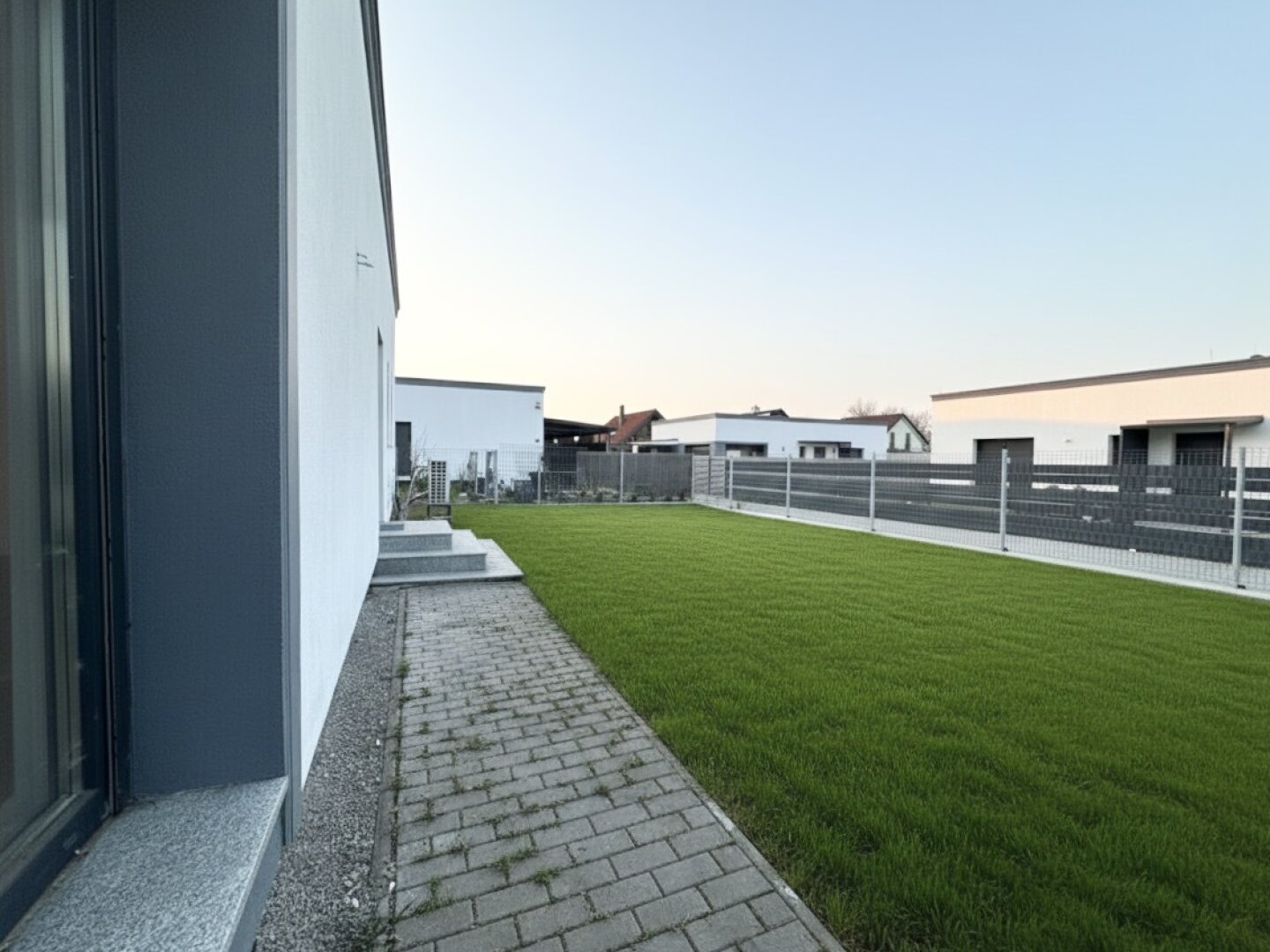 Erstbezug in Grünruhelage! Sonnendurchfluteter Bungalow mit Terrasse, großzügigem Garten und zwei Stellplätzen