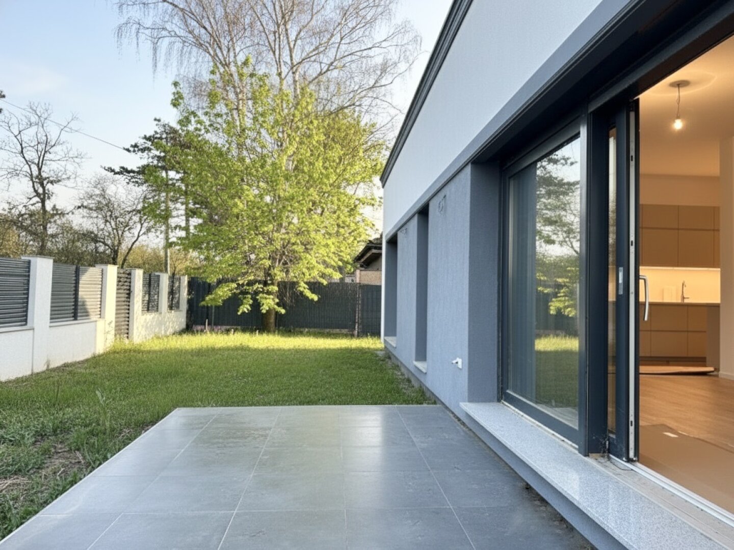Erstbezug in Grünruhelage! Sonnendurchfluteter Bungalow mit Terrasse, großzügigem Garten und zwei Stellplätzen