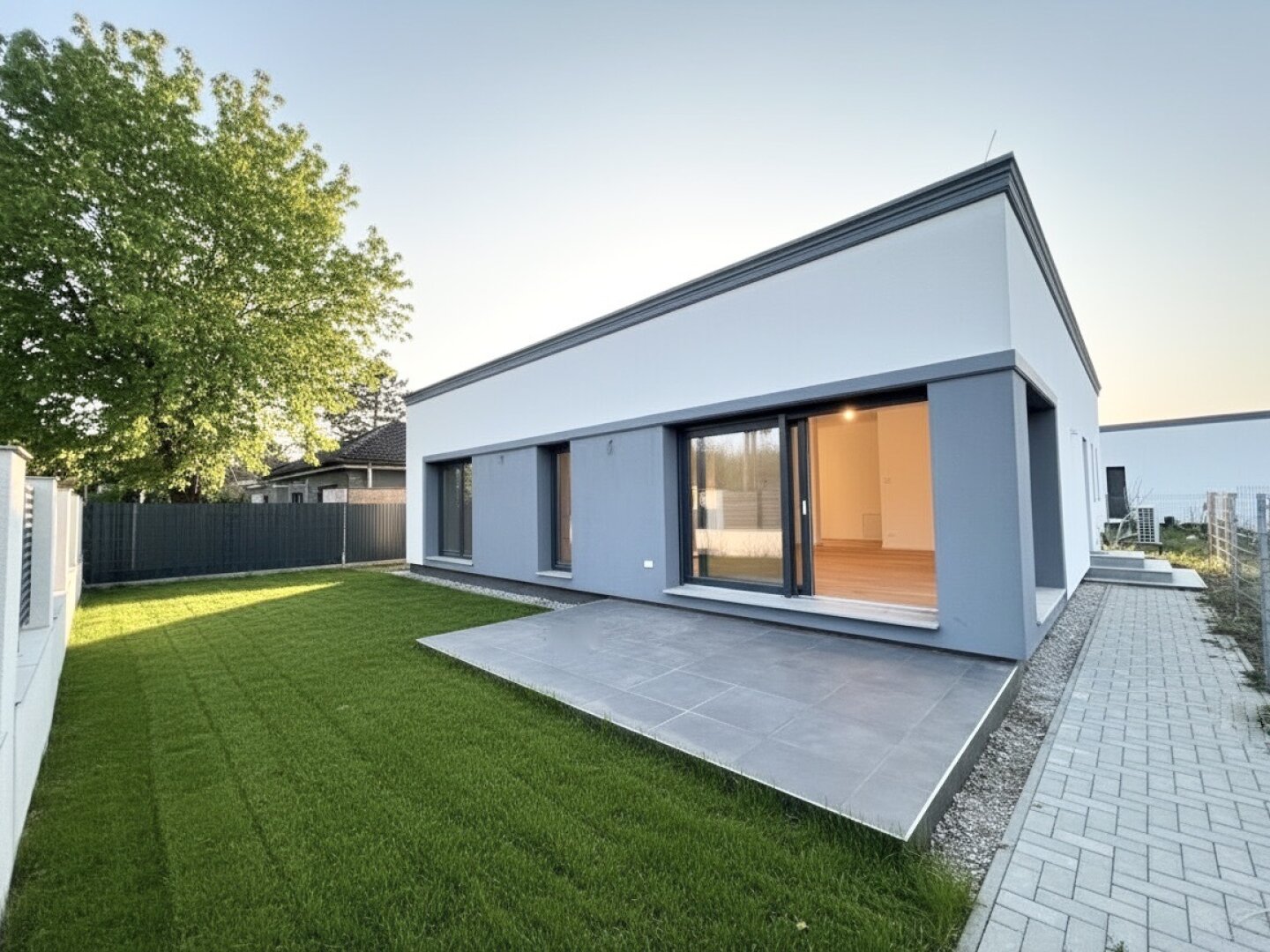 Erstbezug in Grünruhelage! Sonnendurchfluteter Bungalow mit Terrasse, großzügigem Garten und zwei Stellplätzen