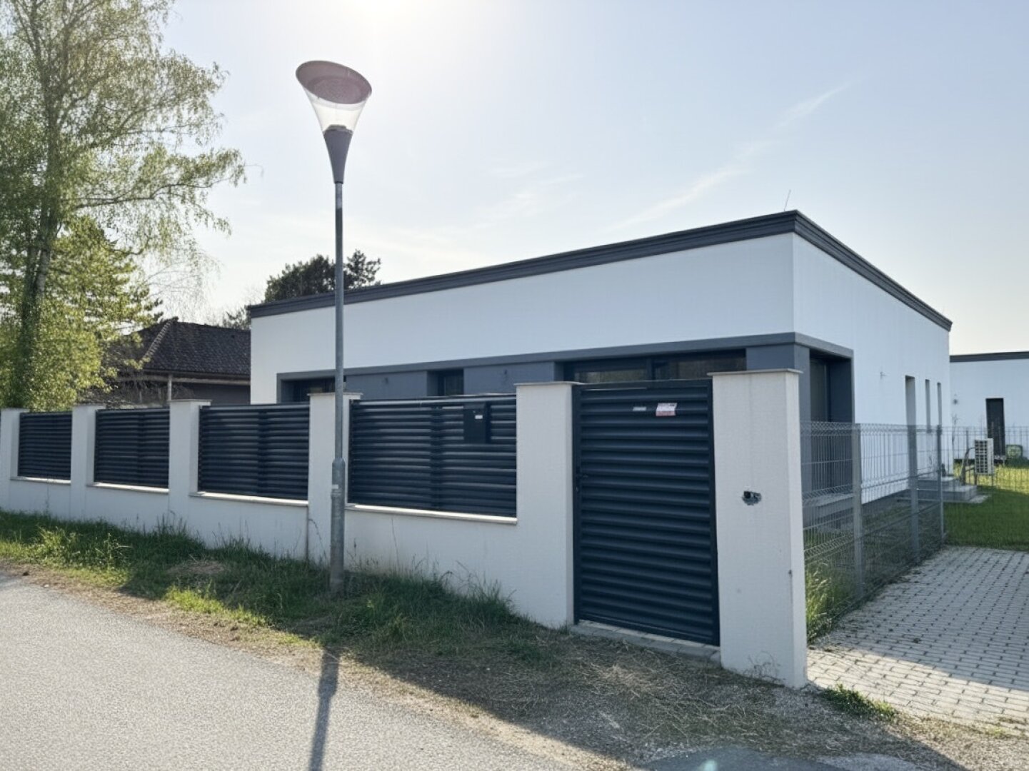 Erstbezug in Grünruhelage! Sonnendurchfluteter Bungalow mit Terrasse, großzügigem Garten und zwei Stellplätzen