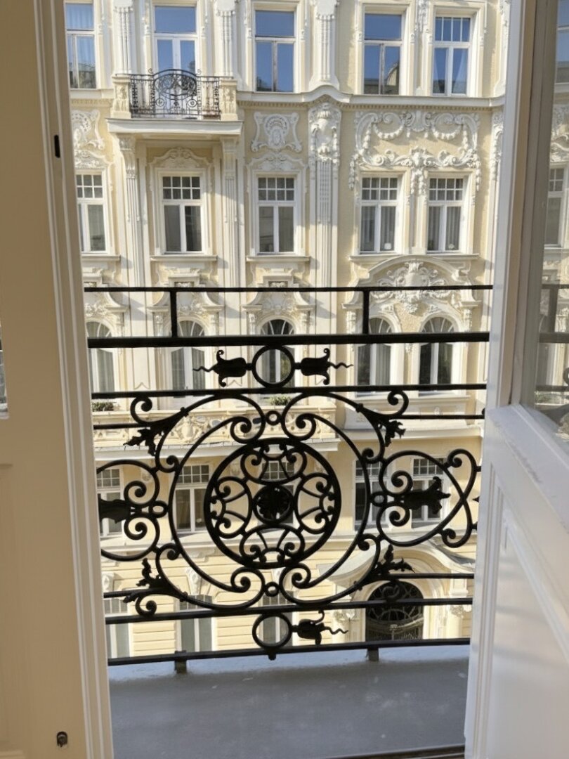 Unbefristet im Diplomatenviertel! Repräsentative 5-Zimmer-Stilaltbau-Wohnung mit zwei kleinen Balkonen beim Arenbergpark