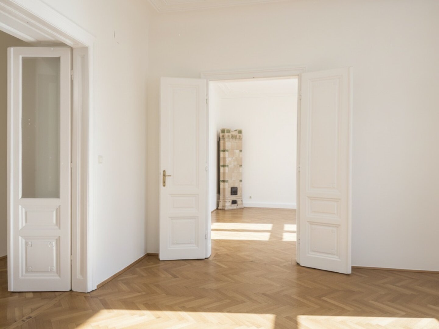 Unbefristet im Diplomatenviertel! Repräsentative 5-Zimmer-Stilaltbau-Wohnung mit zwei kleinen Balkonen beim Arenbergpark