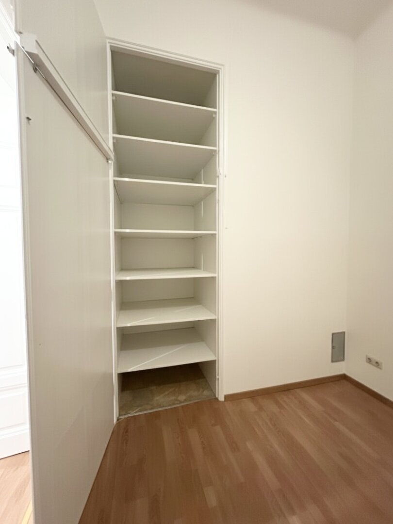 Unbefristet im Diplomatenviertel! Repräsentative 5-Zimmer-Stilaltbau-Wohnung mit zwei kleinen Balkonen beim Arenbergpark