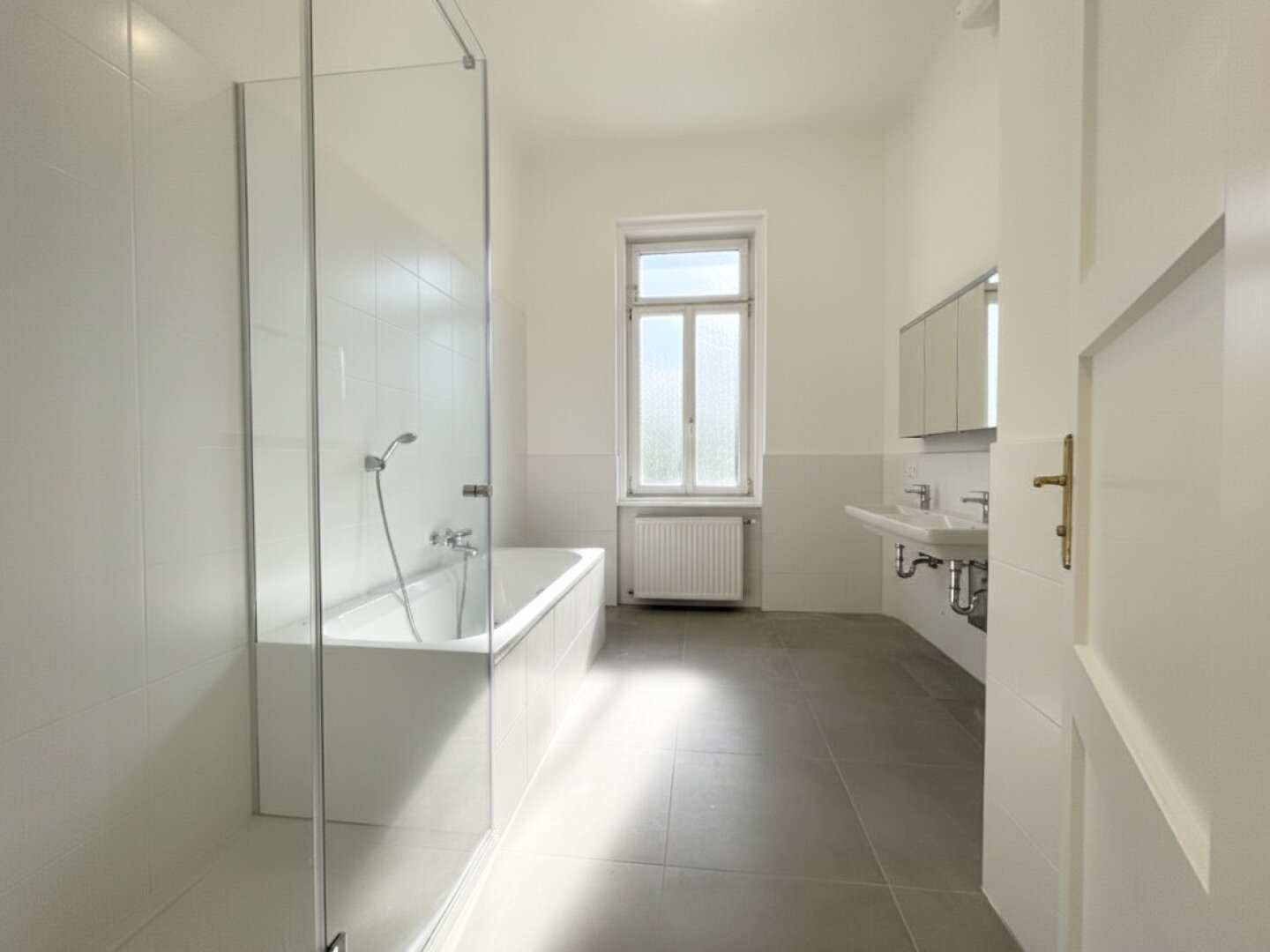 Unbefristet im Diplomatenviertel! Repräsentative 5-Zimmer-Stilaltbau-Wohnung mit zwei kleinen Balkonen beim Arenbergpark