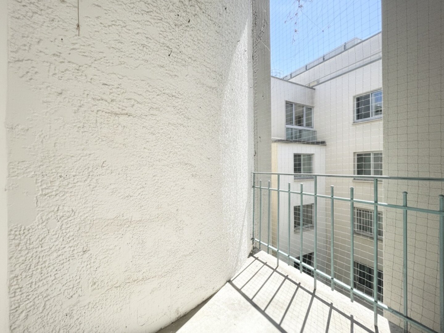 Unbefristet im Diplomatenviertel! Repräsentative 5-Zimmer-Stilaltbau-Wohnung mit zwei kleinen Balkonen beim Arenbergpark