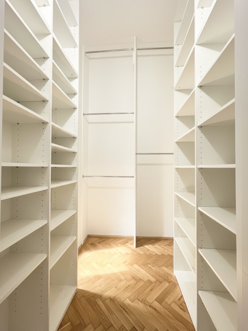 Unbefristet im Diplomatenviertel! Repräsentative 5-Zimmer-Stilaltbau-Wohnung mit zwei kleinen Balkonen beim Arenbergpark