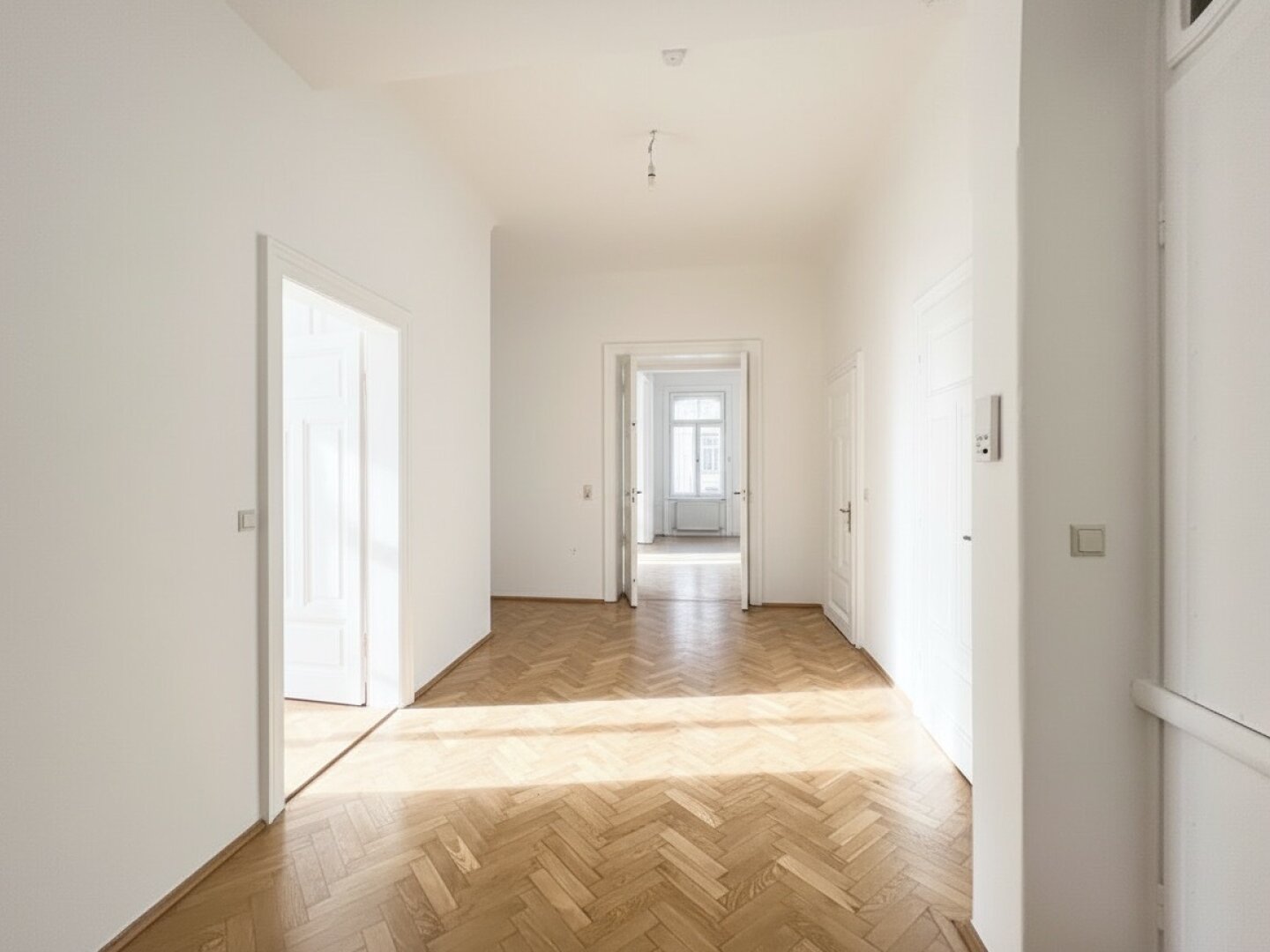 Unbefristet im Diplomatenviertel! Repräsentative 5-Zimmer-Stilaltbau-Wohnung mit zwei kleinen Balkonen beim Arenbergpark