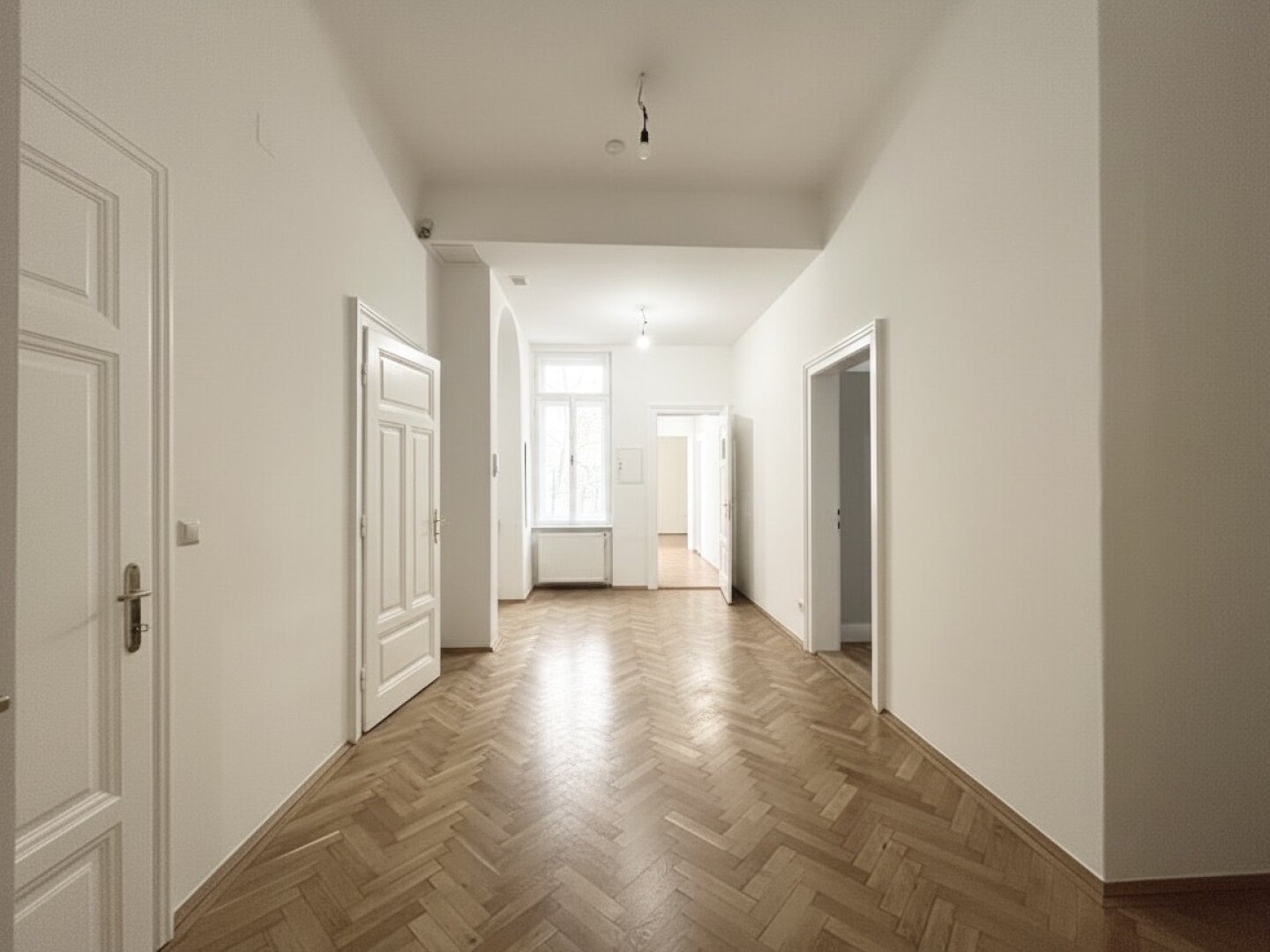 Unbefristet im Diplomatenviertel! Repräsentative 5-Zimmer-Stilaltbau-Wohnung mit zwei kleinen Balkonen beim Arenbergpark