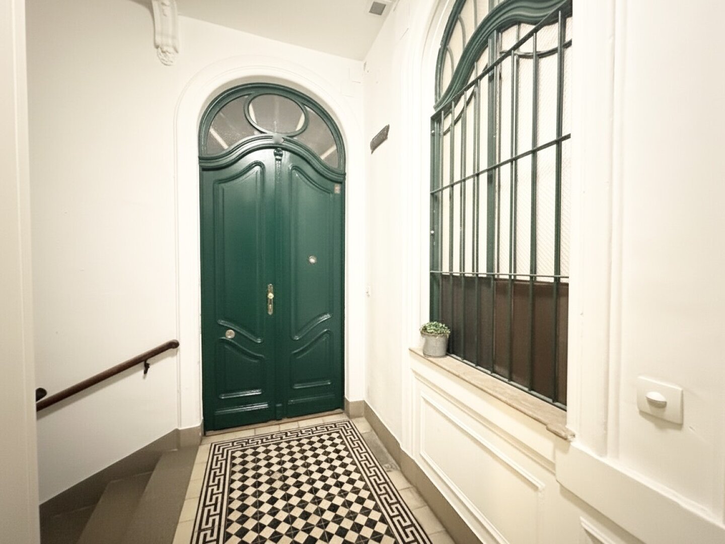 Unbefristet im Diplomatenviertel! Repräsentative 5-Zimmer-Stilaltbau-Wohnung mit zwei kleinen Balkonen beim Arenbergpark