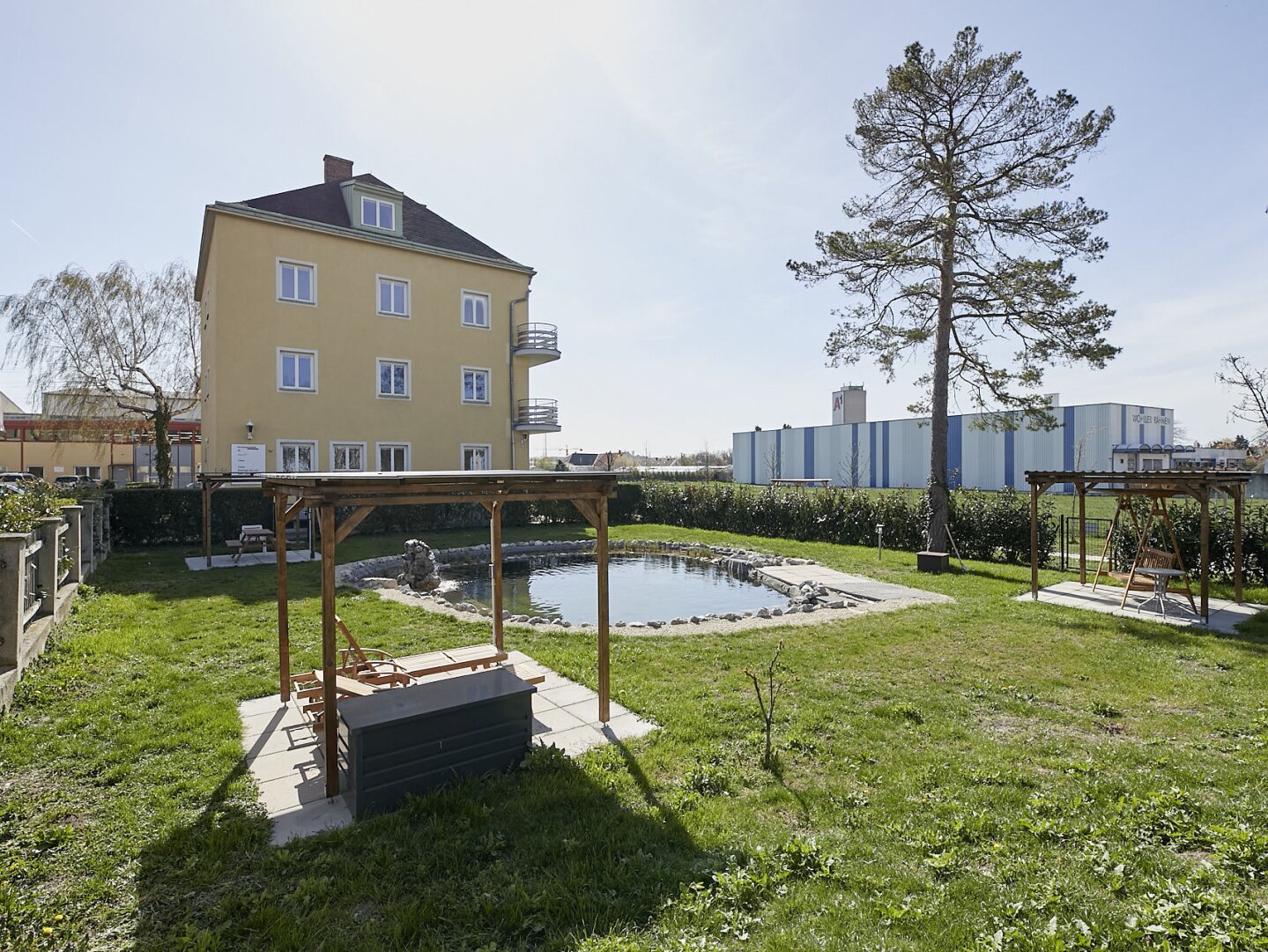 Bestlage Kaiserebersdorf! Möblierte 2-Zimmer-Wohnung für Singles oder Paare mit Balkon, Gartennutzung und Schwimmbiotop