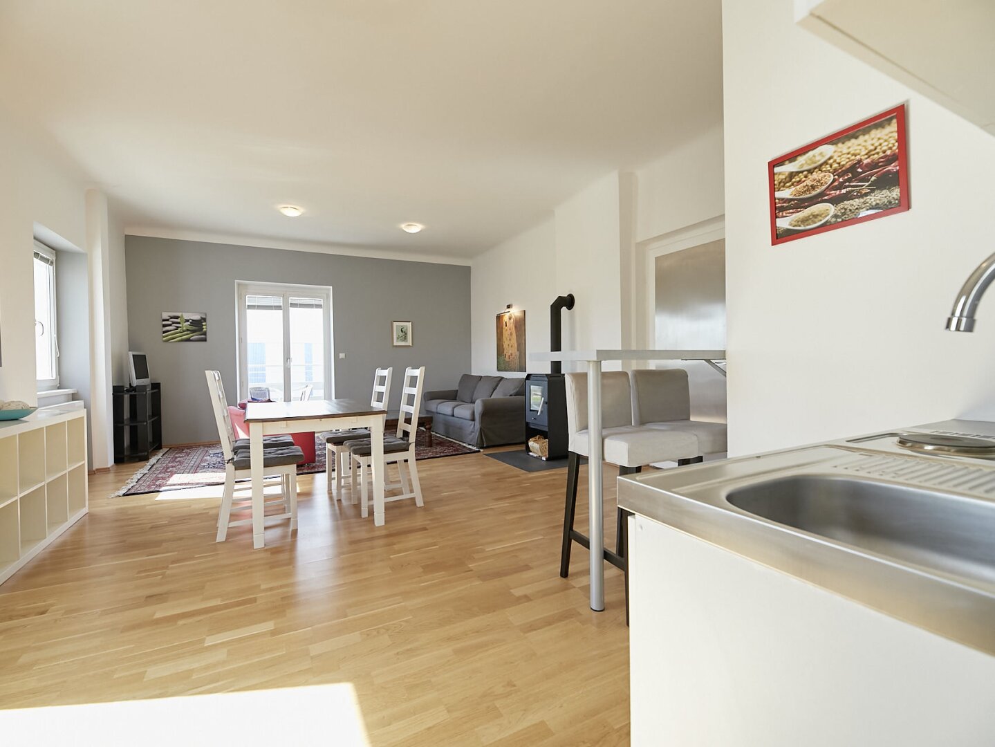 Bestlage Kaiserebersdorf! Möblierte 2-Zimmer-Wohnung für Singles oder Paare mit Balkon, Gartennutzung und Schwimmbiotop