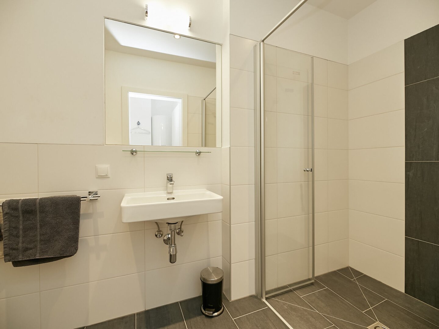 Bestlage Kaiserebersdorf! Möblierte 2-Zimmer-Wohnung für Singles oder Paare mit Balkon, Gartennutzung und Schwimmbiotop