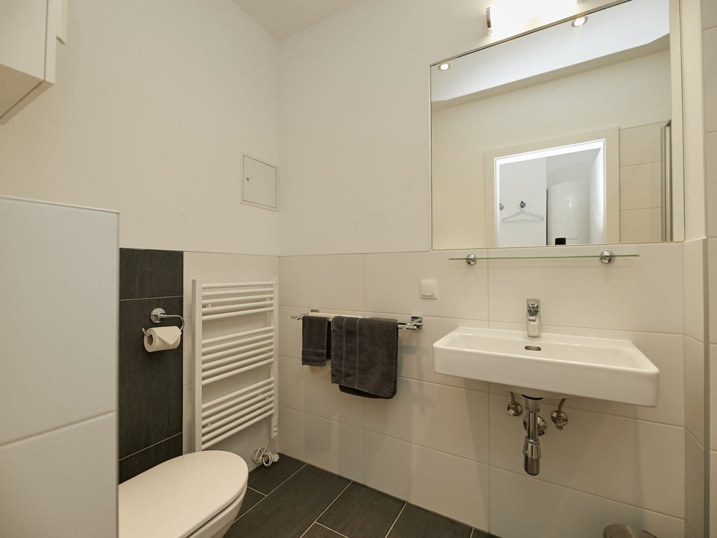Bestlage Kaiserebersdorf! Möblierte 2-Zimmer-Wohnung für Singles oder Paare mit Balkon, Gartennutzung und Schwimmbiotop