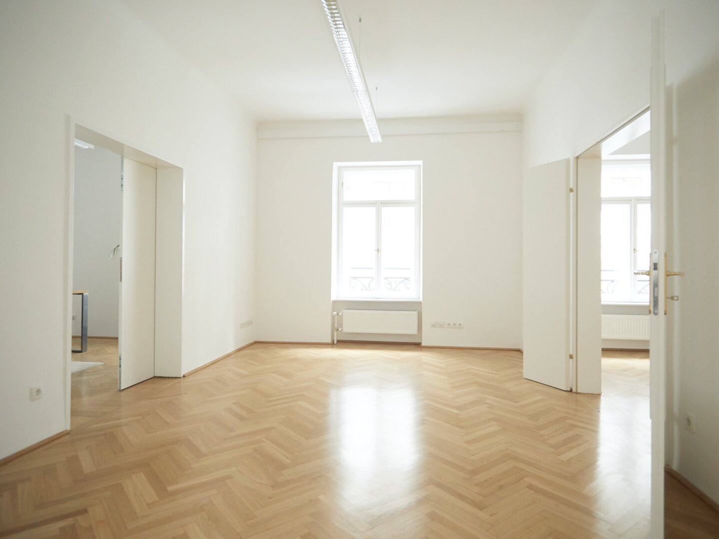 Bestlage und provisionsfrei bei Albertina! Unbefristetes Büro-Sharing mit 3 bzw. optional 4 Zimmern im repäsentativen Stilaltbau