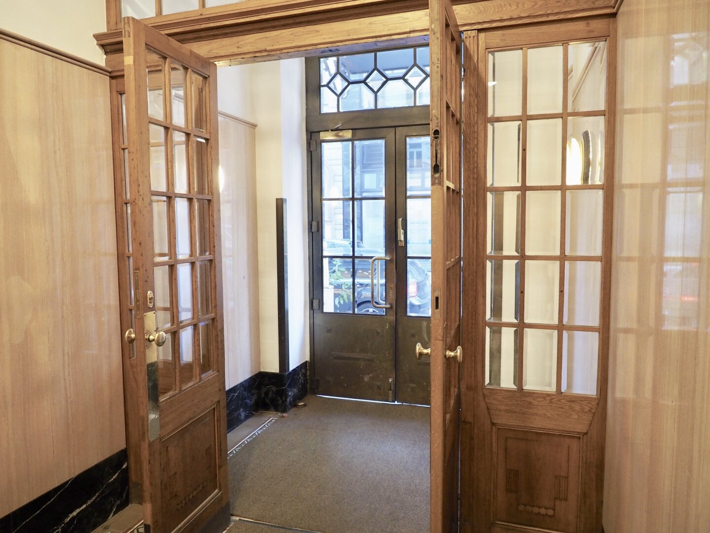 Bestlage und provisionsfrei bei Albertina! Unbefristetes Büro-Sharing mit 3 bzw. optional 4 Zimmern im repäsentativen Stilaltbau