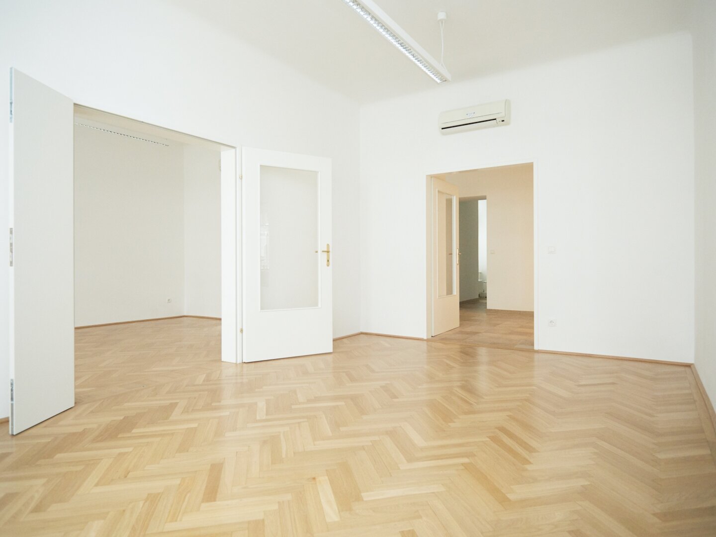 Bestlage und provisionsfrei bei Albertina! Unbefristetes Büro-Sharing mit 3 bzw. optional 4 Zimmern im repäsentativen Stilaltbau