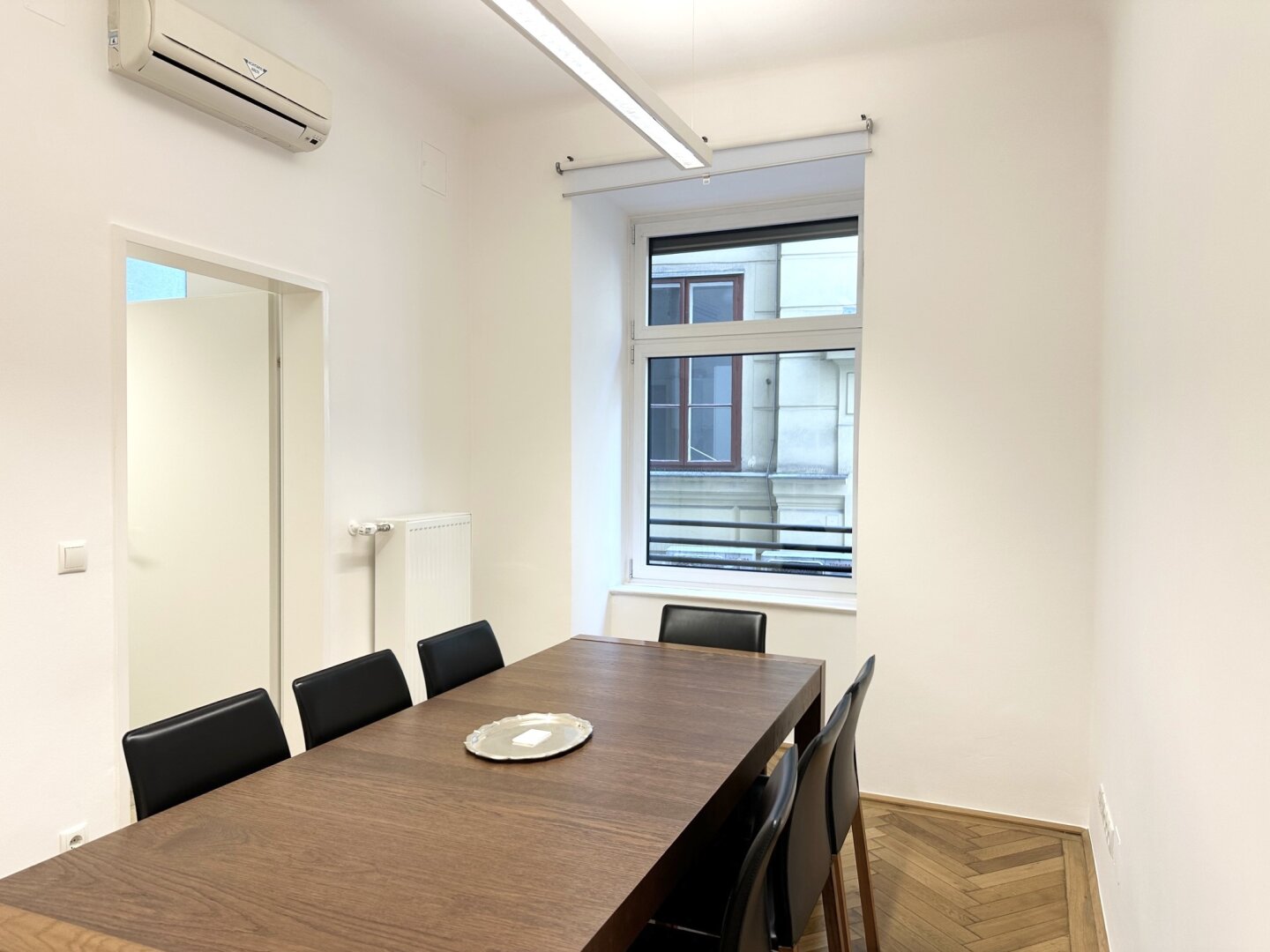 Bestlage und provisionsfrei bei Albertina! Unbefristetes Büro-Sharing mit 3 bzw. optional 4 Zimmern im repäsentativen Stilaltbau