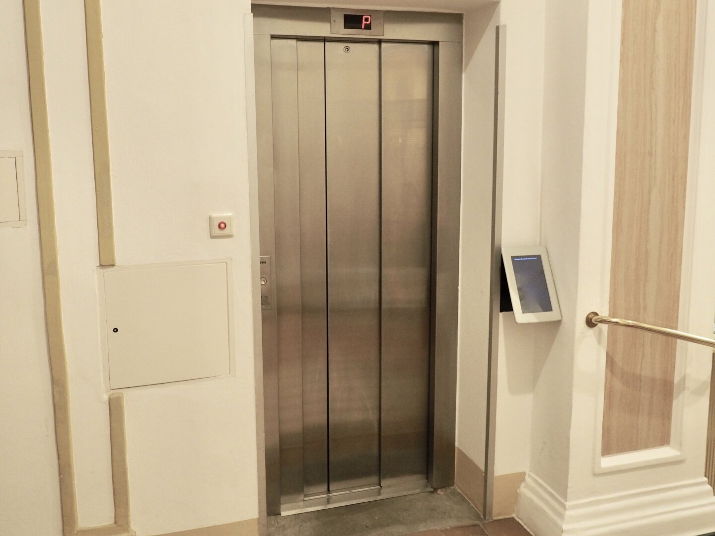 Bestlage und provisionsfrei bei Albertina! Unbefristetes Büro-Sharing mit 3 bzw. optional 4 Zimmern im repäsentativen Stilaltbau